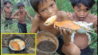 Primitive Technology  Eating delicious  Cooking crab recipe [upl. by Krystin]