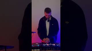 EASIEST DJ MIXING TECHNIQUE FOR BEGINNERS dj shorts dj shortsvideo mashup [upl. by Ruhtracm]