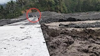 Detikdetik Banjir Lahar Semeru Datang Menerjang Hampir Naik Jembatan Sumberlangsep [upl. by Aleece]