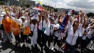 Cientos de mujeres marchan en Caracas para exigir la reactivación del revocatorio contra Maduro [upl. by Leontyne]