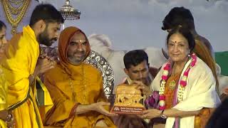 Natyashree Puraskar Honoured to SmtPadma Subrahmanyam by Shri Shri Raghaveshwara Bharathi Swamiji [upl. by Gathard]