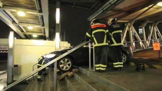 Unfall Auto fast in die Elbe gefahren Landungbrücke 6 Hamburg [upl. by Scot]