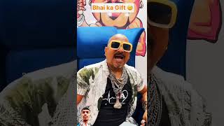 Bhai ka gift 🤣 comedy funny humor duet comedia ytshorts youtubeshorts chickenlegpiecechalle [upl. by Leirbma]