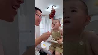 儿子不吃饭，还是爸爸有办法！funny cute baby搞笑cutebaby [upl. by Godwin436]