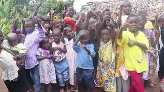 Lorganisation UGEAFI et la fondation ISHIMWE Manoa célèbrent la fête de Noël avec les pygmées [upl. by Shalna]