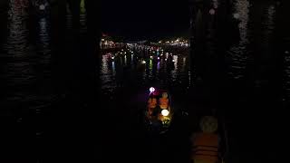 Nel cuore di Hoi An le luci delle lanterne riflettono sul fiume creando un’atmosfera di magia [upl. by Renate481]