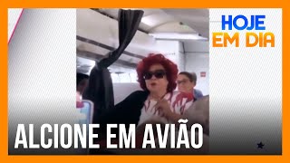 Alcione surpreende passageiros ao cantar em avião que estava com o voo atrasado [upl. by Adnuhsar]