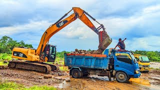 Beginilah Cara Alat Berat Excavata Loading Material Ke Dump Truck Biru [upl. by Almita]