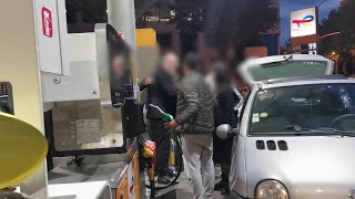 Des automobilistes en quête de carburant se disputent dans une stationservice dIssylesMoulineaux [upl. by Kreis]