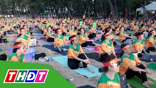 Hơn 600 người đồng diễn nhân Ngày Quốc tế Yoga  THDT [upl. by Ennahtur986]