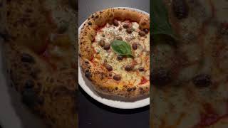 Pizza Napoletana con Acciughe Capperi Olive e Origano [upl. by Akcimehs344]