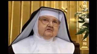 The Holy Rosary The Sorrowful Mysteries led by Mother Angelica to pray on Tuesday and Friday [upl. by Darell]