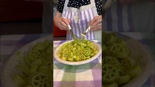 Rotelle con pesto di rucola ricette ricetta cucina cucinaitaliana pesto pestodirucola [upl. by Evreh]