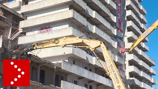 Demolizione della Vela Verde ruspe al lavoro a Scampia [upl. by Entruoc615]