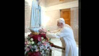 Benedetto XVI accoglie la statua della Madonna di Fatima istantanee musicali [upl. by Eirased]