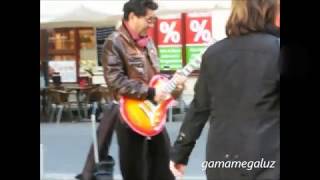 Guitarrista Solista talento en la calle Lead guitarist talent in the street [upl. by Anovad]