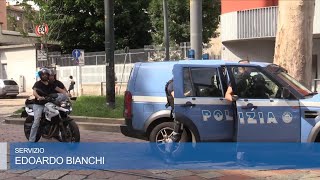 Milano quotCè un uomo armato sul busquot paura in centro lintervento della polizia [upl. by Atiuqahc697]