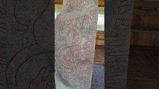 НЕОБЫЧНЫЙ РУНИЧЕСКИЙ КАМЕНЬ в SPARLÖSA 🇸🇪 Западная Швеция runestone sweden vikings викинги [upl. by Vierno]