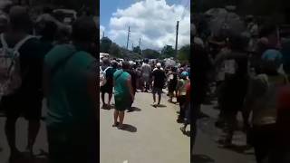 Cubanos desesperados por la miseria enfrentan a la policía política del régimen castrista [upl. by Vonny736]