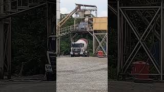 PROSES LOADING BETON READY MIX [upl. by Arretak774]