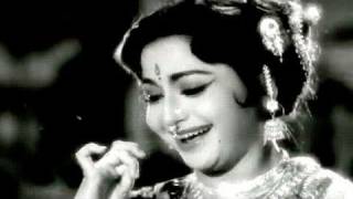 Dil Na Kahin Lagana  Asha Bhosle Helen Ghunghat Song [upl. by Ilaire]