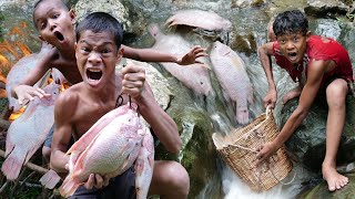 Primitive Technology  Kmeng Prey  Find Food At Waterfall Grilled Red Fish Fry [upl. by Llennaj]