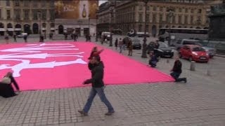 Un drapeau quotManif Pour Tousquot livré chez Christiane Taubira  Opération quotVendômequot [upl. by Bernt]