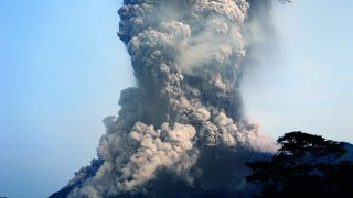 Vulkan in Indonesien stößt 5000 Meter hohe Aschewolke aus [upl. by Albertina876]