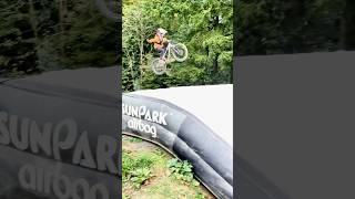 Trick Session auf dem Airbag in der Bikewelt Schöneck onehand seatgrab mtbkids 7yearold [upl. by Haskell902]