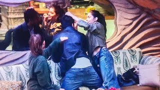 EISHA SINGH BANA RAHI HAI AVINASH MISHRA KI HAIR STYLEBIGBOSS18LIVEUPDATE [upl. by Anelhtak]