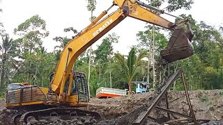 The sand containing stones was successfully sieved with an excavator [upl. by Ellessig]