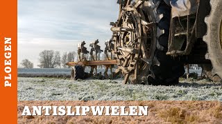 Antislipwielen naast achterwielen van een trekker [upl. by Laaspere]