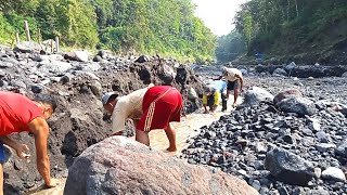 clearing small stones that slow the sand down into the screening tool [upl. by Doig]