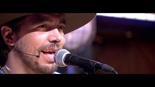 Waylon rockt met Songfestivalnummer Outlaw In Em  RTL LATE NIGHT [upl. by Parrnell]