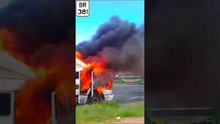 Carreta teve inicio de incêndio na BR 381Fernão Dias em CamanducaiaSul de Minas [upl. by Haye]