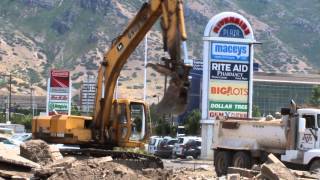 John Deere 690ELC excavator loading a dump truck with huge concrete debris [upl. by Mclyman541]