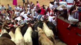 PÁNICO A LA ENTRADA PLAZA DE TOROS 7º ENCIERRO SAN FERMINES 13072013 [upl. by Neemsaj]