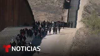 Coyote cuenta cómo cruza a cientos de migrantes por la frontera de Arizona  Noticias Telemundo [upl. by Alegnaoj]