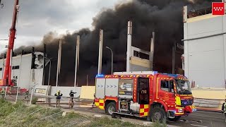 Incendio en una nave industrial en Seseña Nuevo Toledo [upl. by Eillo250]