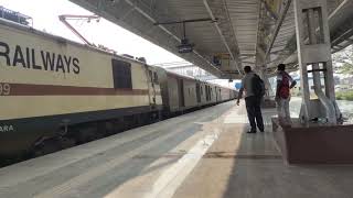 19045 Tapti Ganga Express Arriving at Azamgarh Railway Station [upl. by Airdnalahs305]