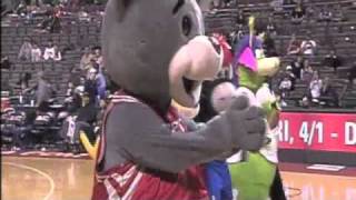 Mascot Dance Battle with Pistons HOOPER [upl. by Ssegrub]