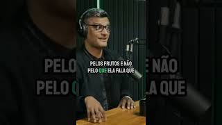 Tiago Brunet Como devemos analisar uma pessoa tiagobrunet coração inspiracoescurtas shorts [upl. by Adilem]