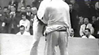 Judo 1961 Paris Anton Geesink NED  Hitoshi Koga JPN open semifinal [upl. by Odnomor]