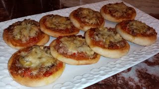 ميني بيتزا بلكأس بلطريقة الصحيحة و مكونات بسيطة و اقتصادية  Mini pizzas lekker en makkelijk [upl. by Yle228]