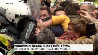 Naguravanje policije i opozicionih zastupnika pred zgradom suda i tužilaštva u Novom Sadu [upl. by Atirec70]