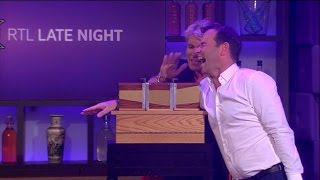 Hans Klok voert een illusie uit met Peter  RTL LATE NIGHT [upl. by Kaya]