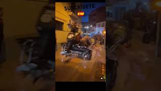 🇪🇸 VECINOS DE UTIEL CON LANCHAS PARA RESCATAR A GENTE ATRAPADA POR LA DANA🇪🇸 shorts viral españa [upl. by Notnirb114]