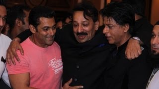 Salman Khan amp Shah Rukh Khan Patch Up Moment At Baba Siddiqui Iftar Party [upl. by Ayarahs]