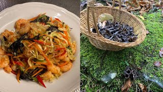 Foraging mushrooms  Drying trombette dei morti  Cooking Vermicelli Noodles with Craterellus [upl. by Edmunda]