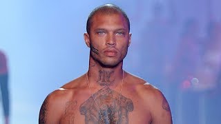 Hot Felon Jeremy Meeks Flaunts Six Pack amp Tattoos During Milan Fashion Week — Pics [upl. by Atul730]